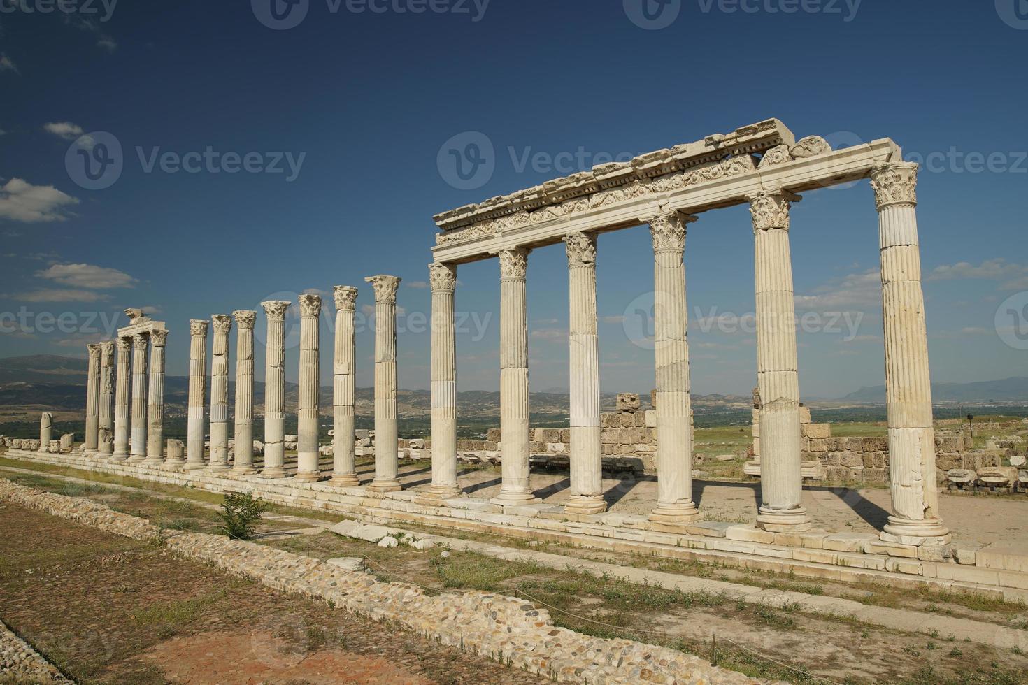 colonne nel laodicea su il liceo antico città nel denizli, turkiye foto