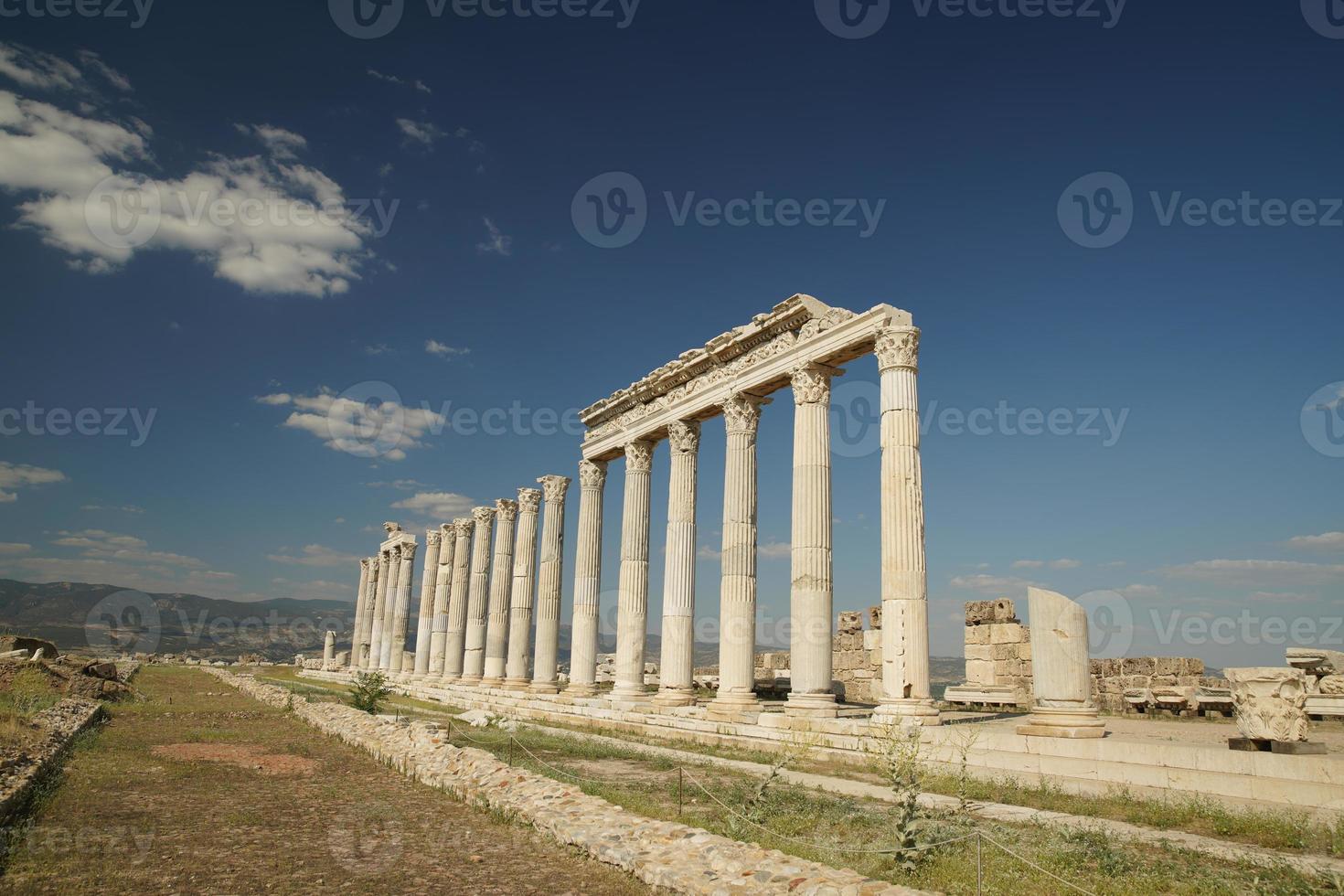 colonne nel laodicea su il liceo antico città nel denizli, turkiye foto