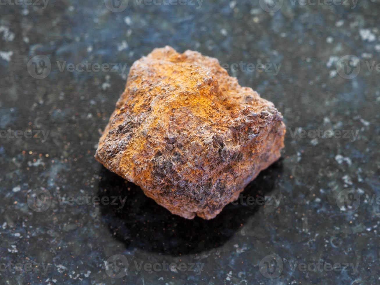 ruvido limonite ferro minerale pietra su buio foto