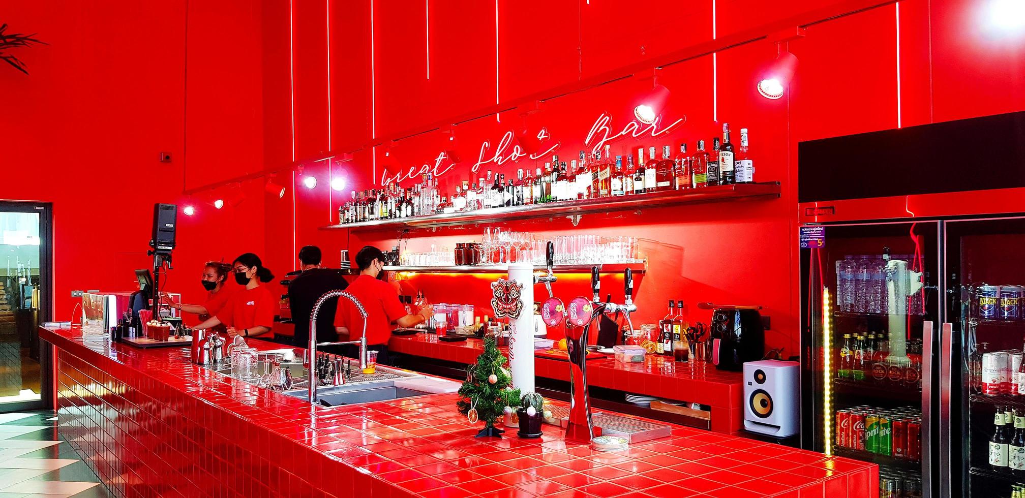 Phuket, Tailandia - marzo 2, 2022 rosso bar o caffè caf con molti alcool potabile su mensola e. bellissimo interno design e colorato con leggero concetto. foto