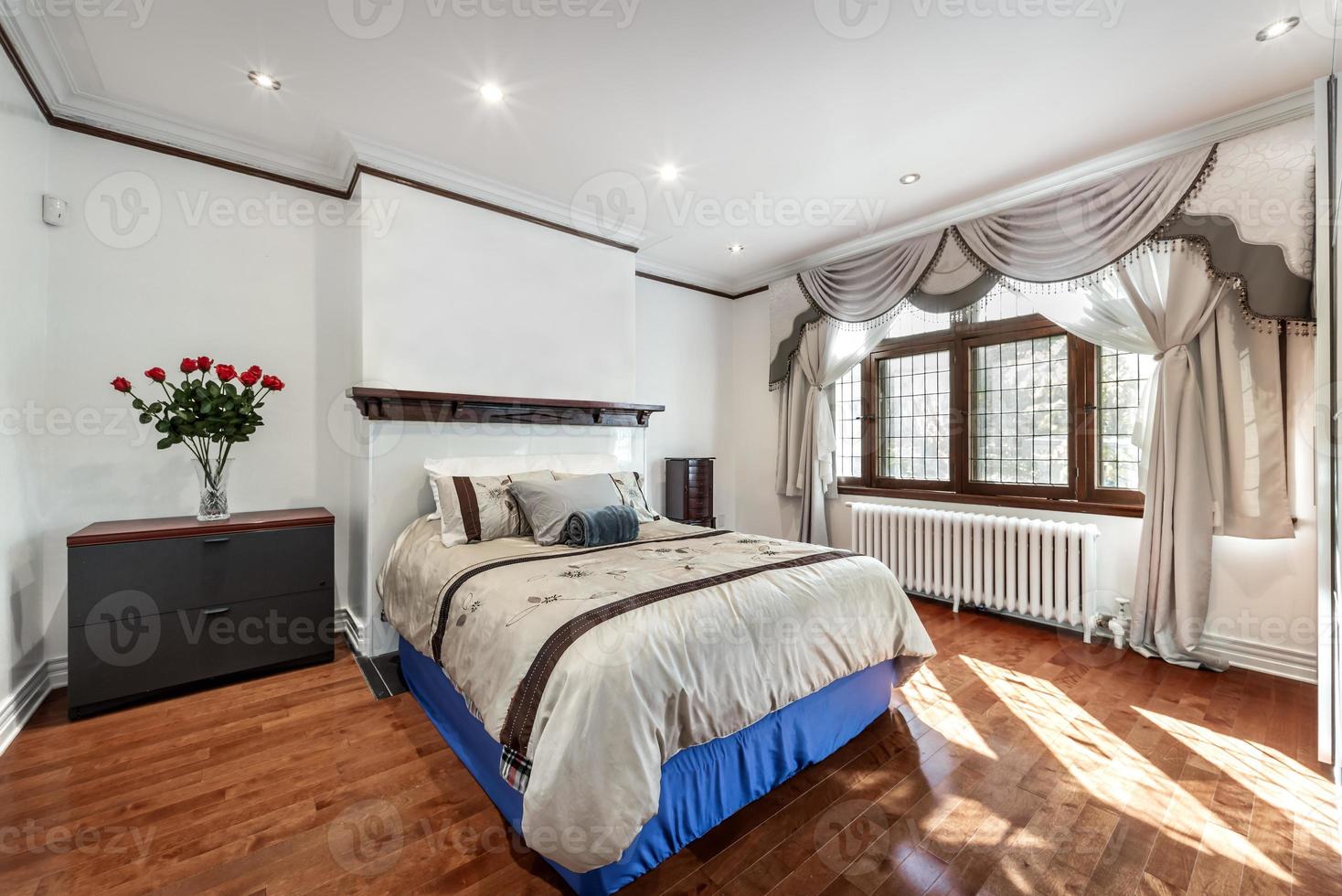 alto fine lusso moderno completamente arredato appartamento nel montreal con finito seminterrato, camere da letto, lavanderia, cucina, Giardino dietro la casa e vivente camera foto