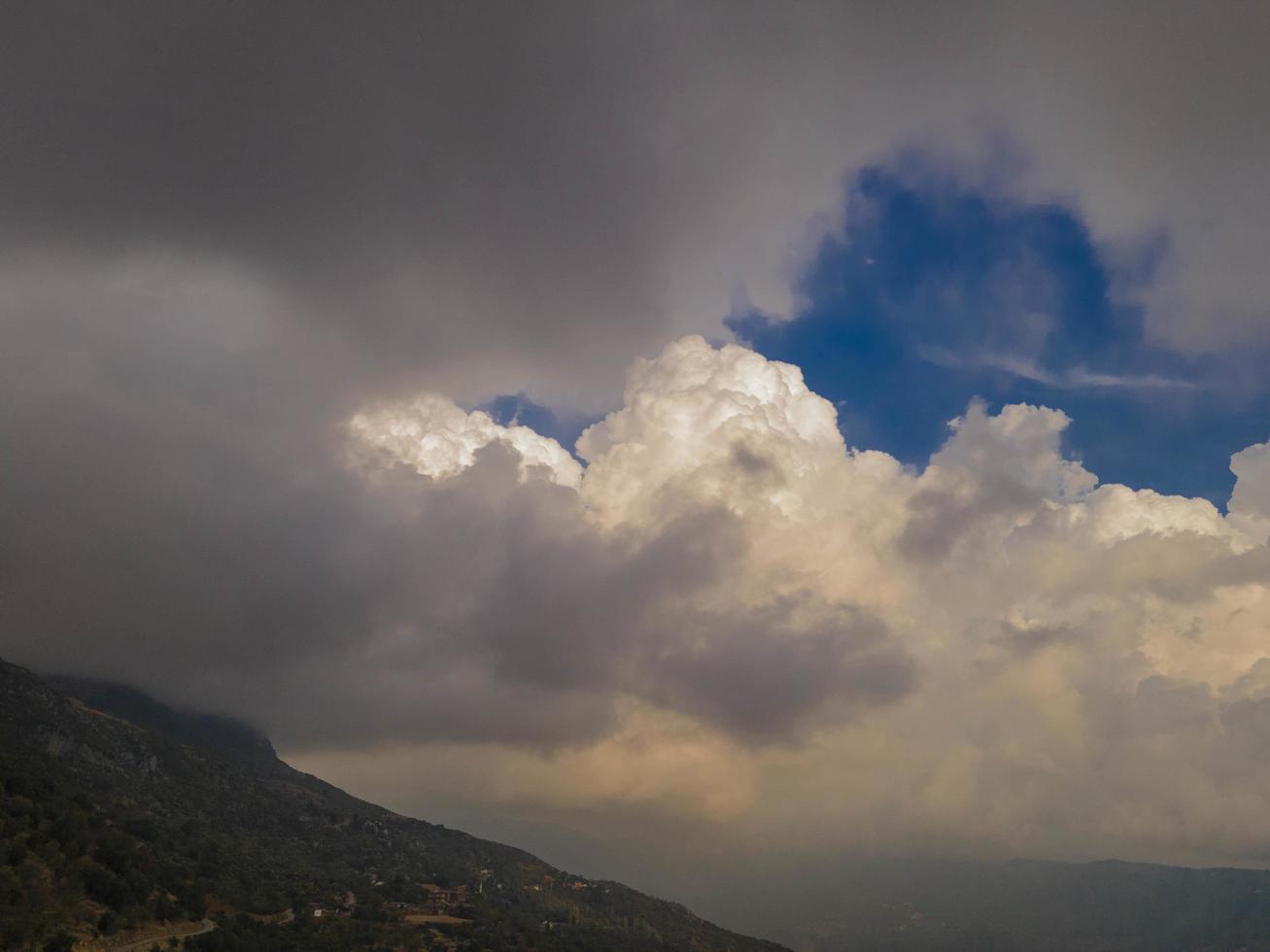 danza di il nuvole. nube e valle Visualizza. nuvole al di sopra di verde valle foto