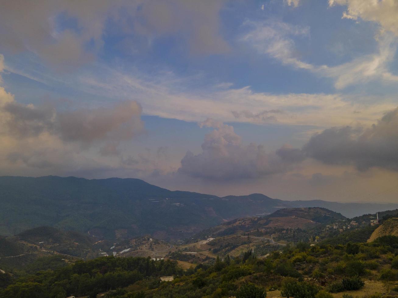 danza di il nuvole. nube e valle Visualizza. nuvole al di sopra di verde valle foto