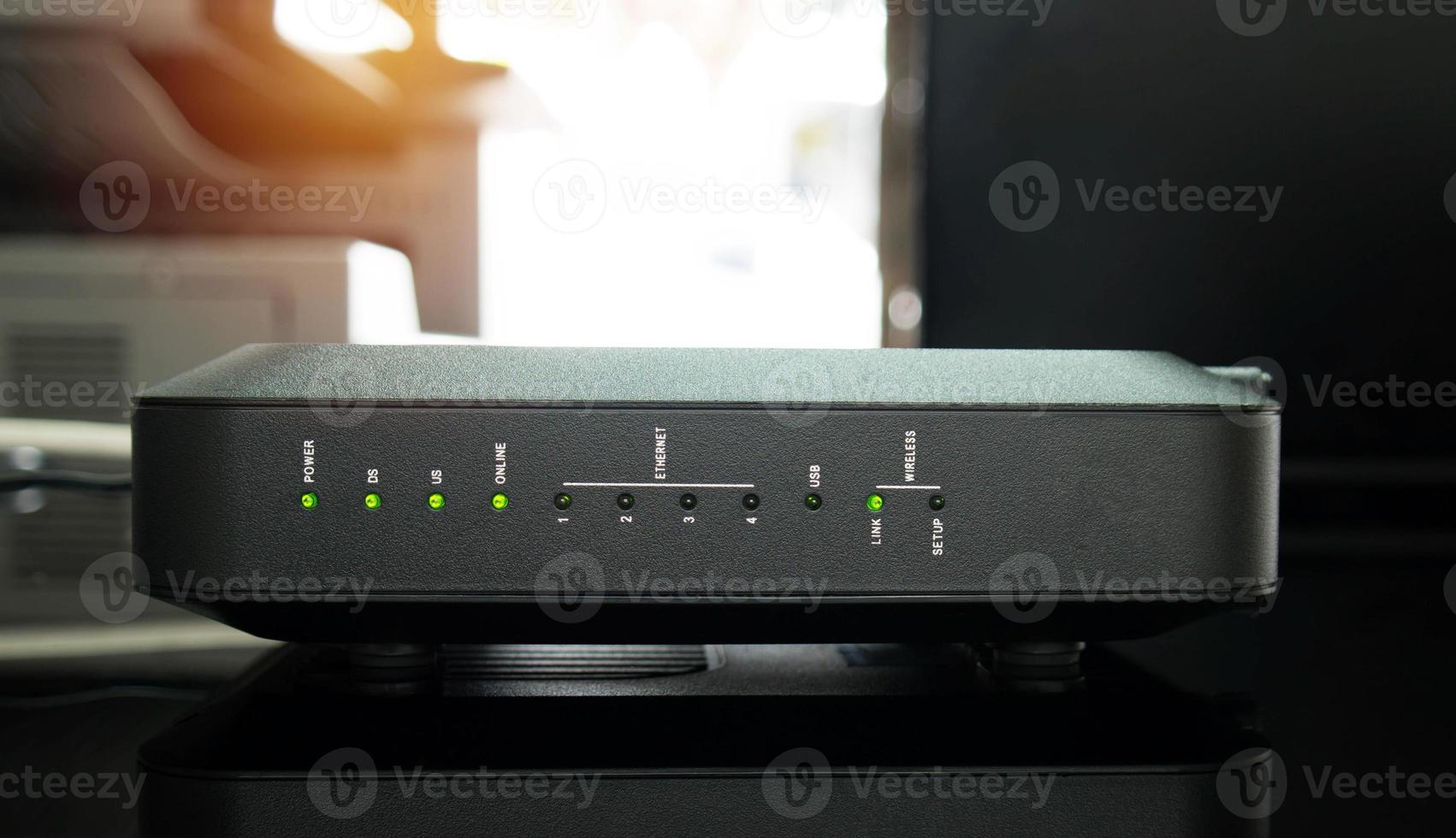 nuovo nero Wi-Fi router nel ufficio foto