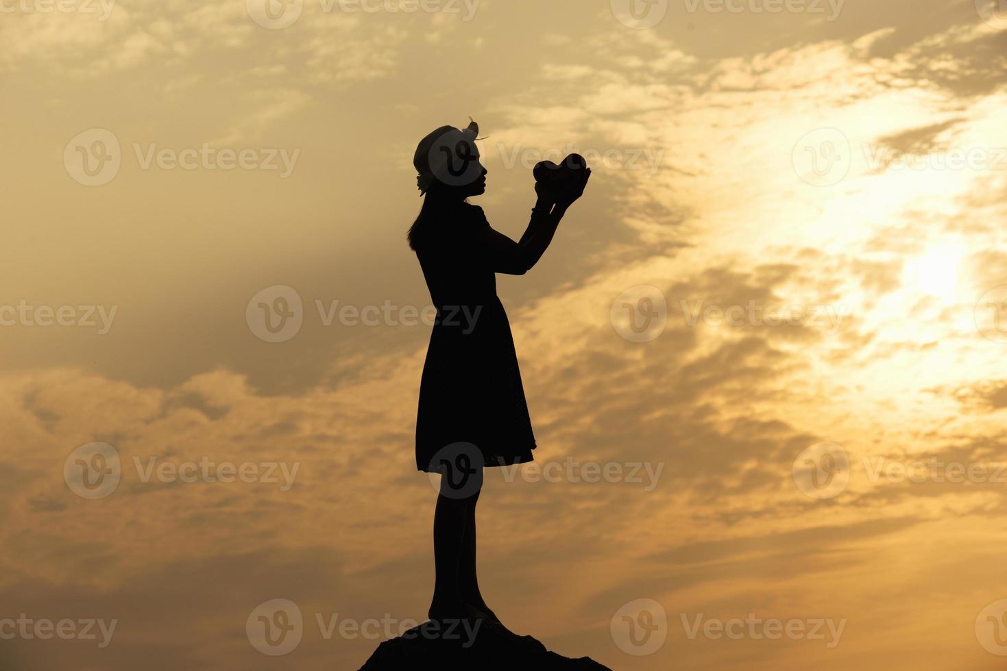 silhouette triste ragazza a tramonto. foto