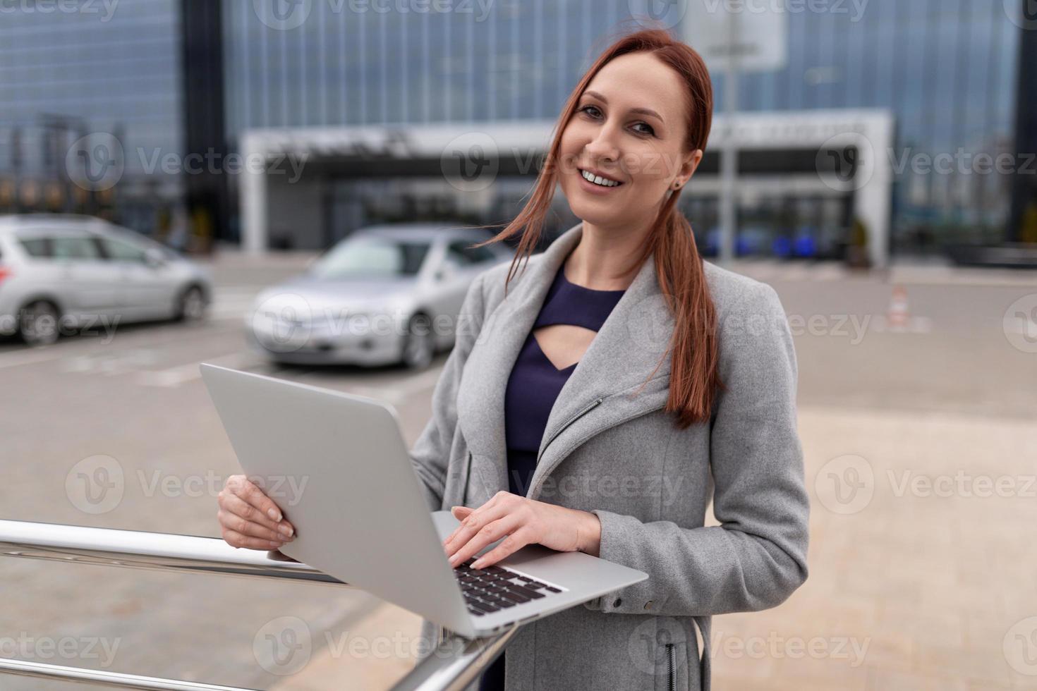 ritratto di un' riuscito moderno attività commerciale donna al di fuori il ufficio, attività commerciale persone concetto foto