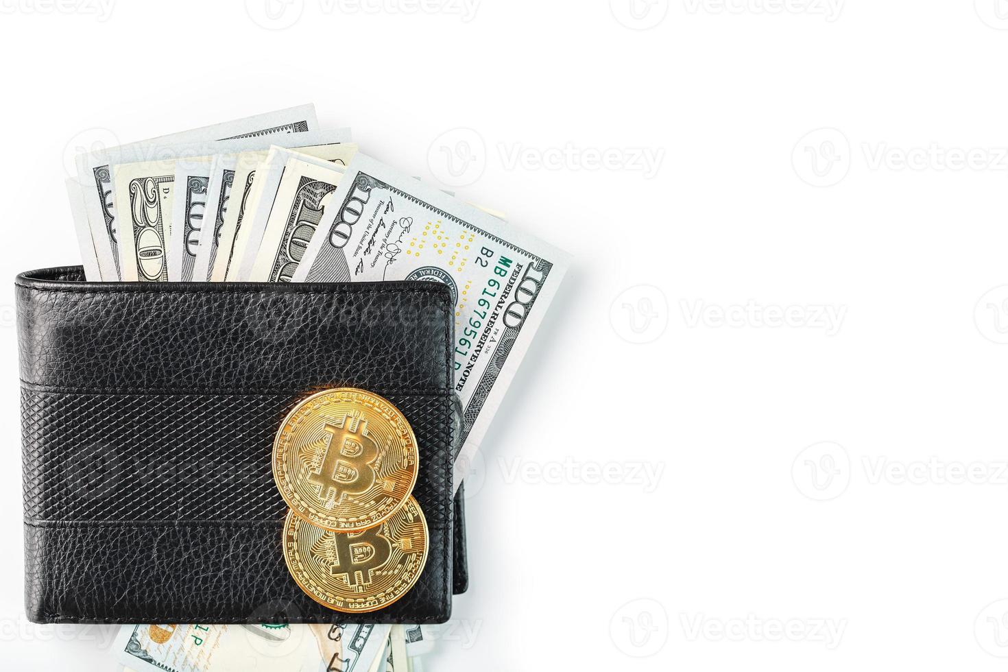 un' nero portafoglio con dollari e bitcoin su un isolato bianca sfondo. simbolo di prosperità e prosperità. foto
