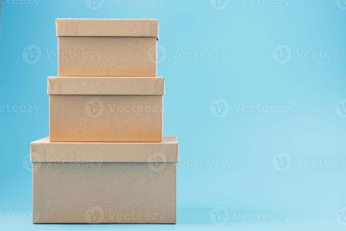 cartone scatole su un' blu sfondo, gratuito spazio. isolato foto