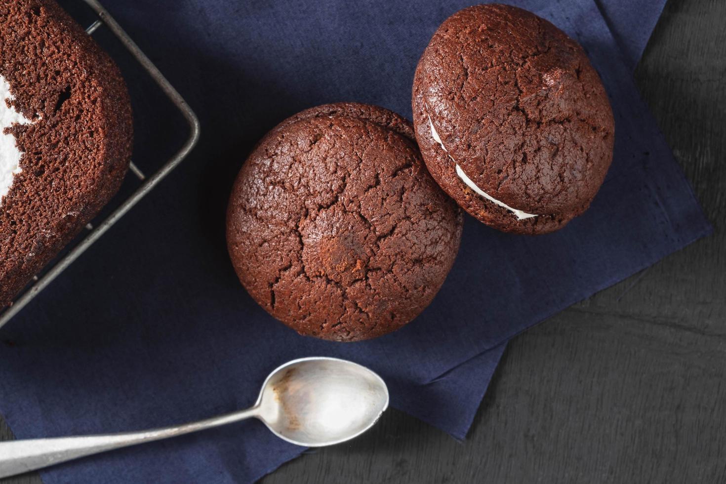 torta al cioccolato con biscotti al cioccolato foto