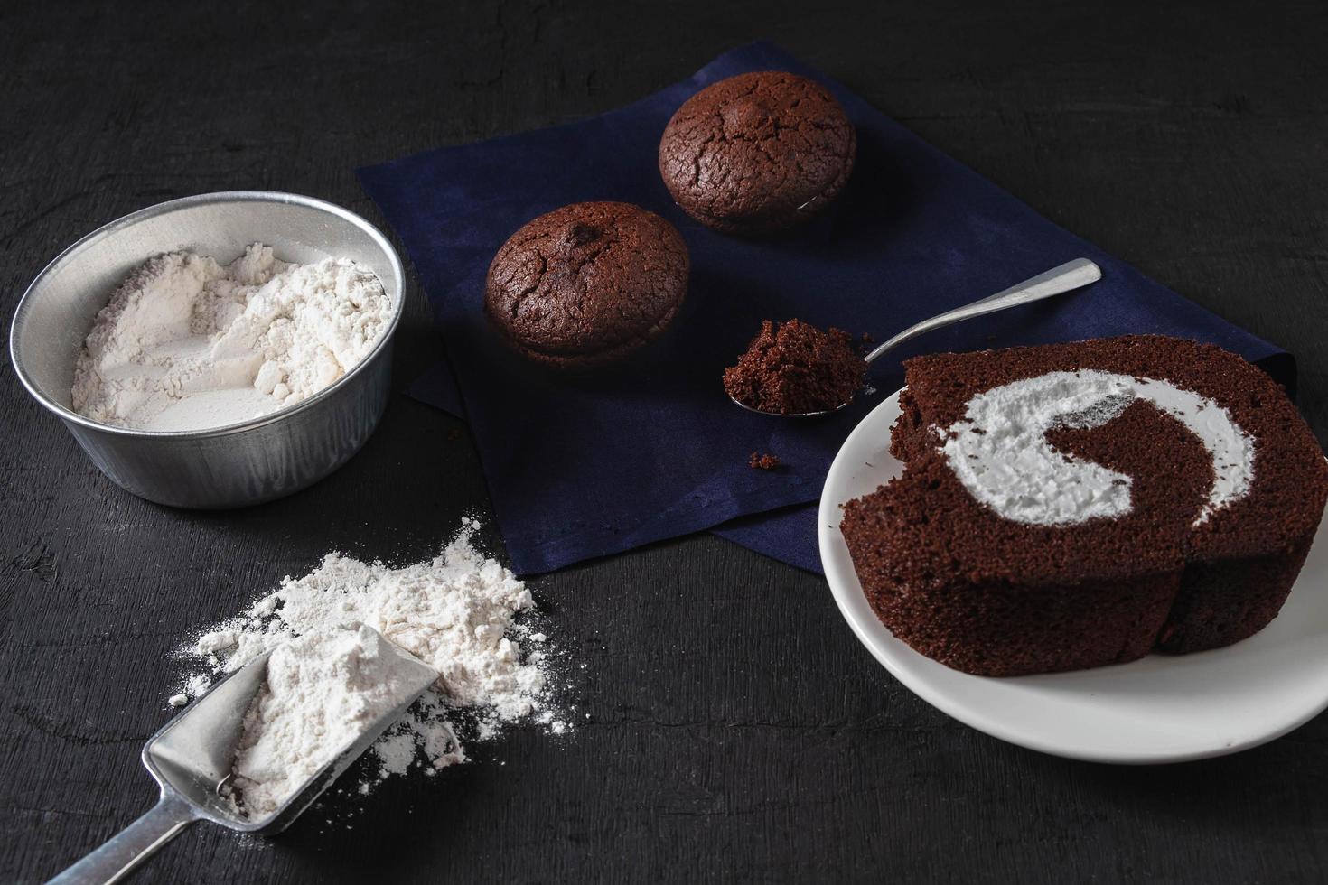 torta al cioccolato e biscotti foto