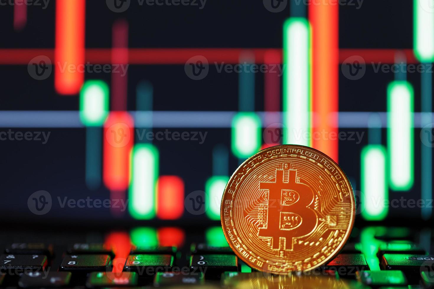 bitcoin criptovalute con dollari e un' grafico Schermo di un' computer tenere sotto controllo su il sfondo. foto