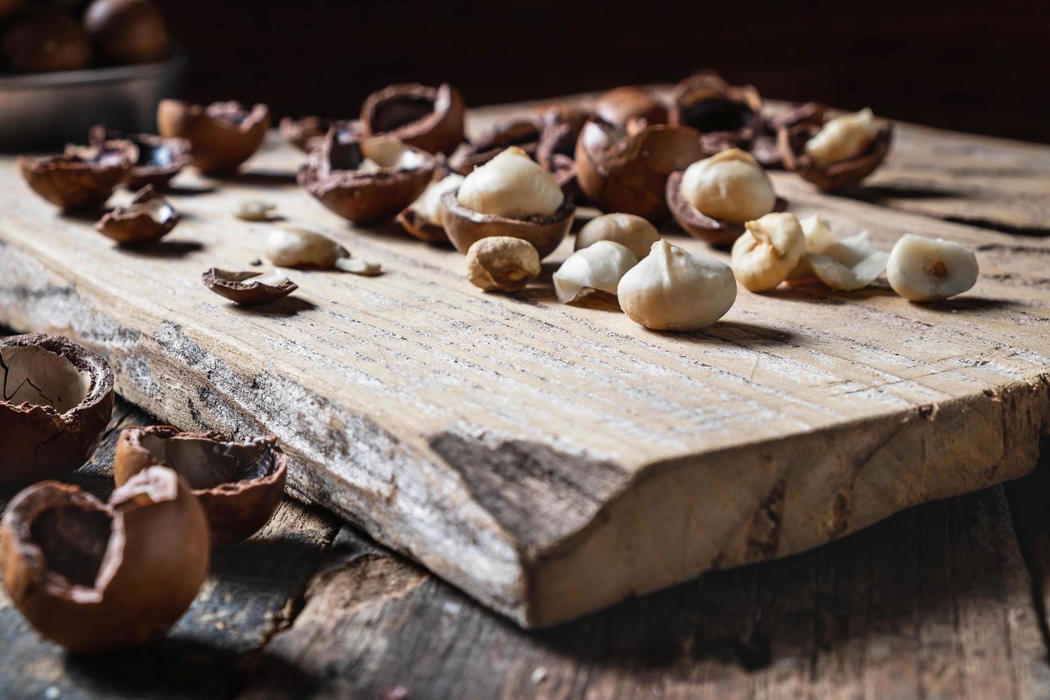 noci di macadamia organiche su un tavolo di legno foto