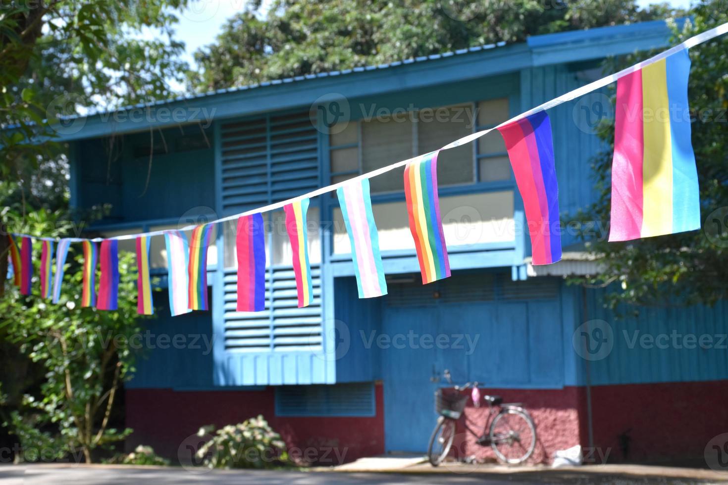 LGBTQ bandiere erano sospeso su filo per decorare al di fuori balcone di ristorante, morbido e selettivo messa a fuoco, concetto per LGBTQ più Genere celebrazioni nel orgoglio mese in giro il mondo. foto