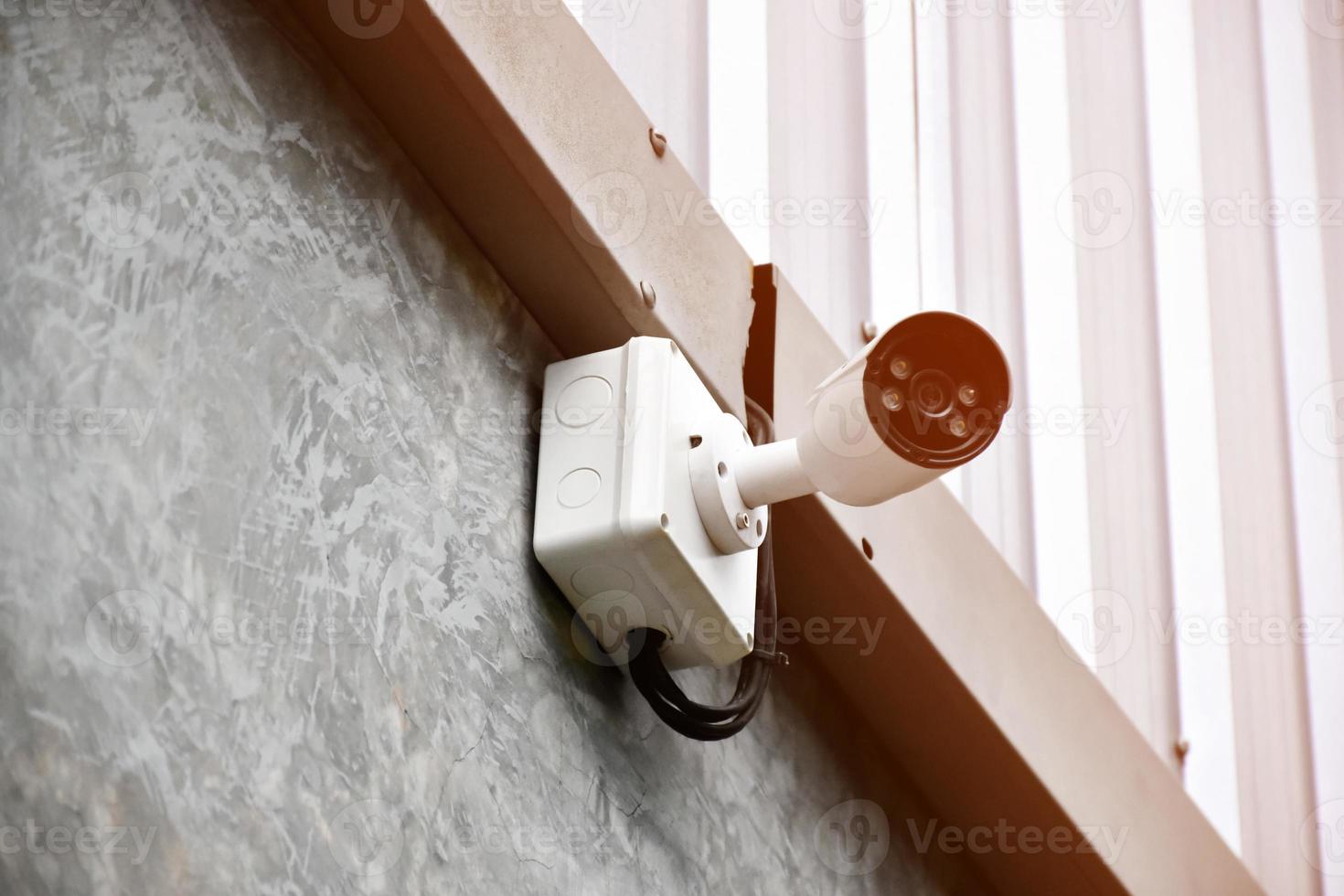 ip cctv telecamera installato su di legno polo al di fuori di il Casa per fare il sicurezza di monitoraggio attraverso moblie Telefono e altro inteligente dispositivi per Salva proprietà e umano vita. foto