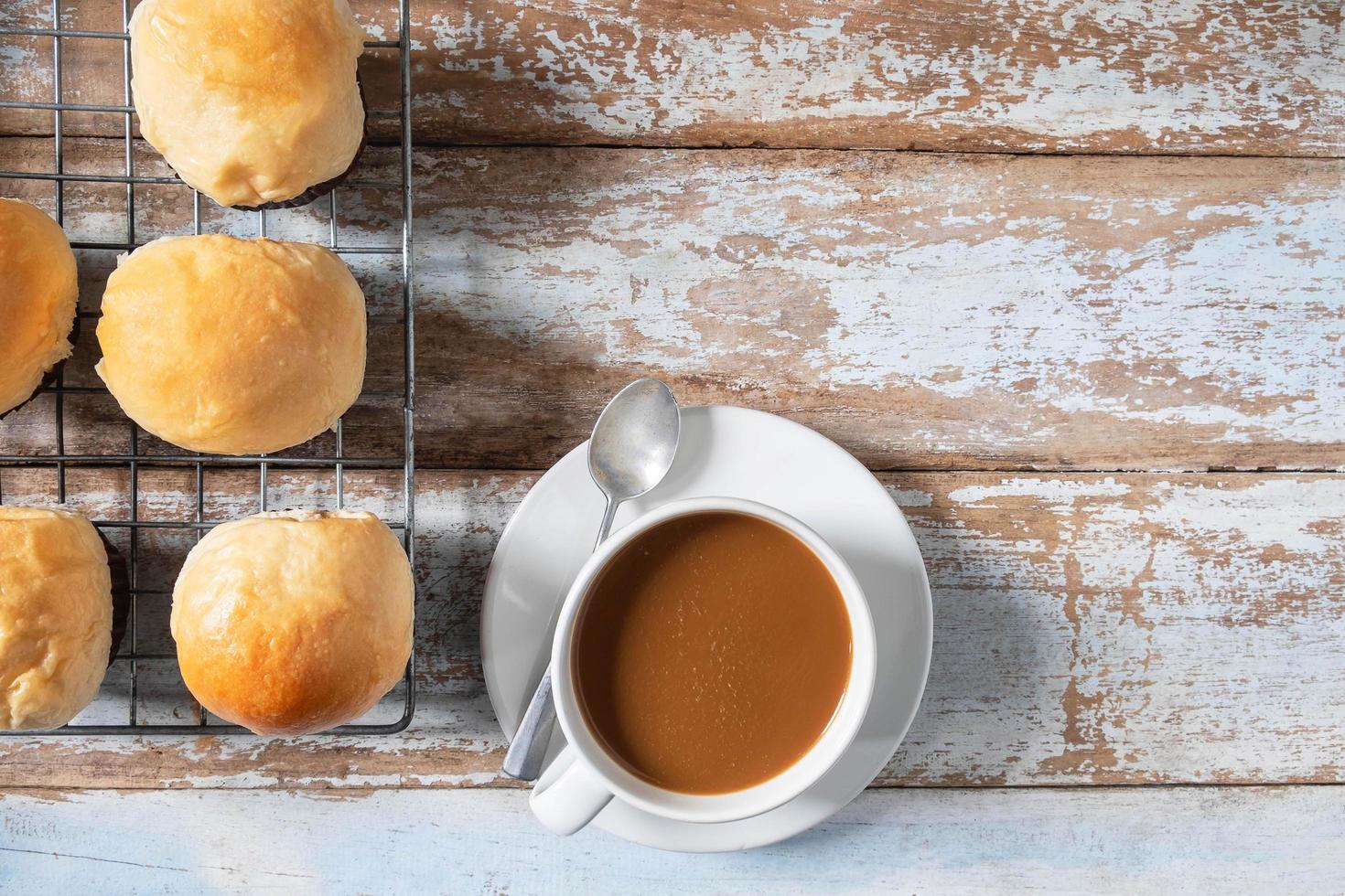 cupcakes freschi e caffè sulla tavola di legno foto