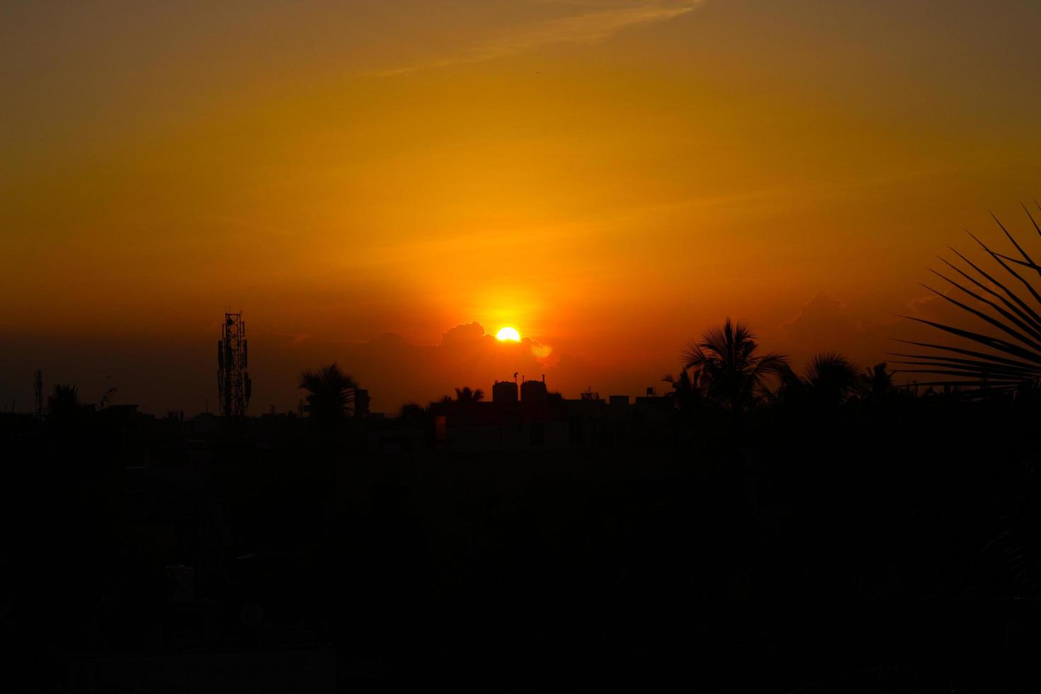 silhouette della città nel tramonto foto