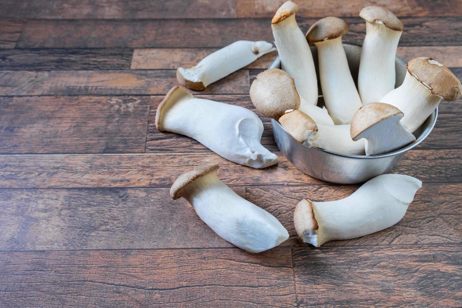 funghi freschi in una tazza foto