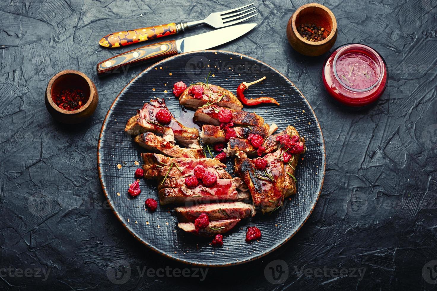 fritte bistecca con lampone salsa foto