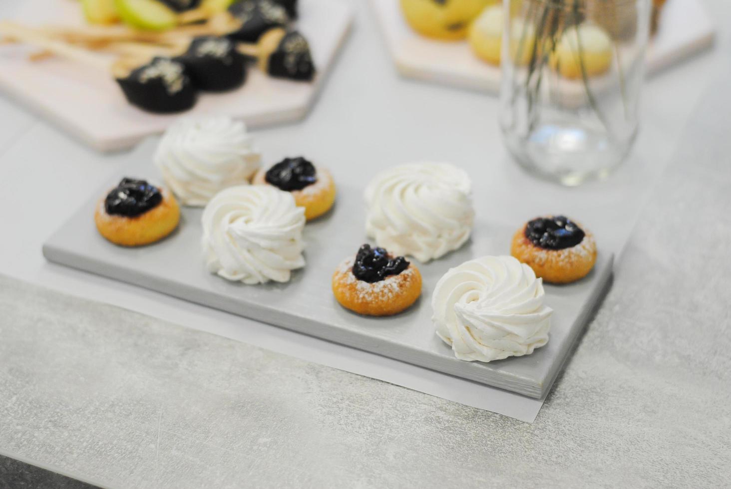 pasticcini sul bordo di servizio grigio foto