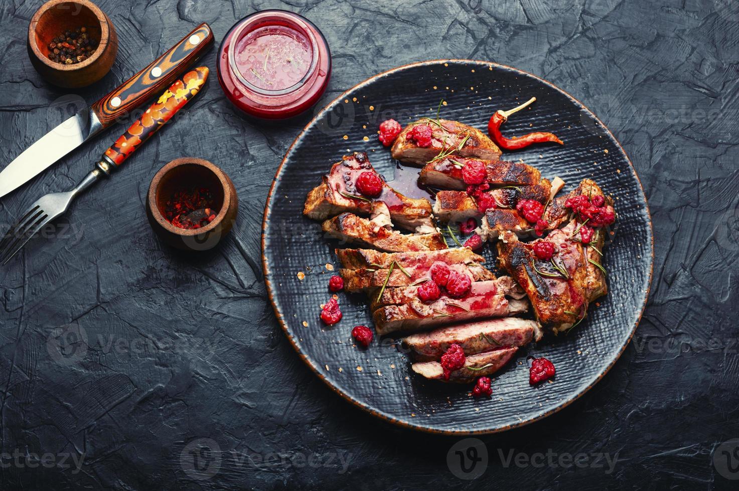 fritte bistecca con lampone salsa foto