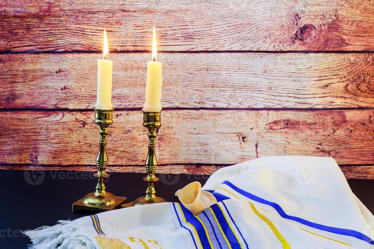 immagine del sabato. pane challah e candele su tavola di legno foto