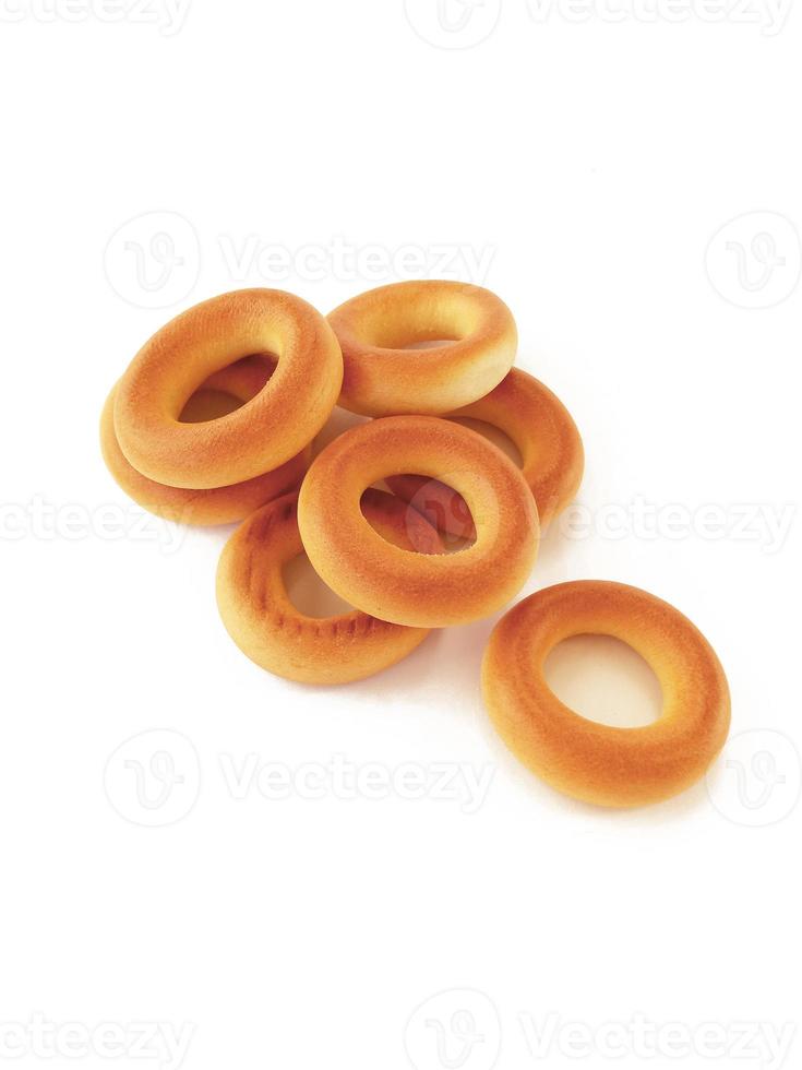 croccante pane anelli su bianca sfondo foto