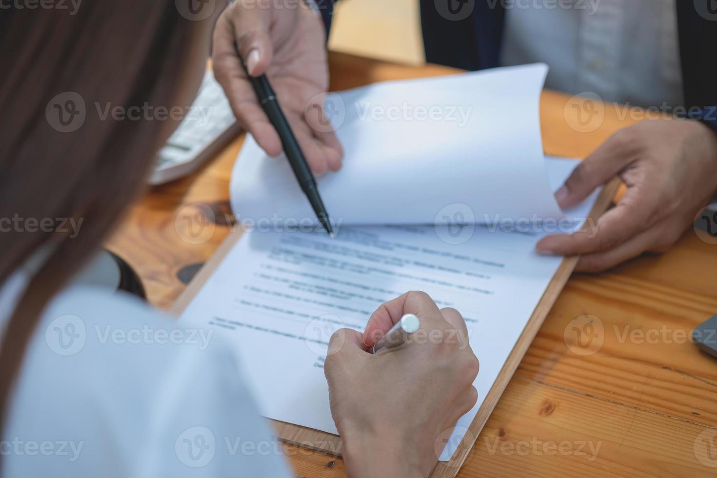 diritto, consulenza, accordo, contratto, consulenza legale in materia di contenzioso e firma di contratti come avvocati per accettare reclami per i clienti. avvocato di concetto. foto