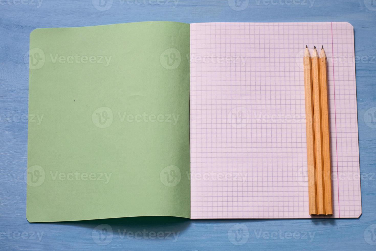 superiore Visualizza di vuoto carta con matite. matite su un' taccuino foglio. spazio per testo. foto