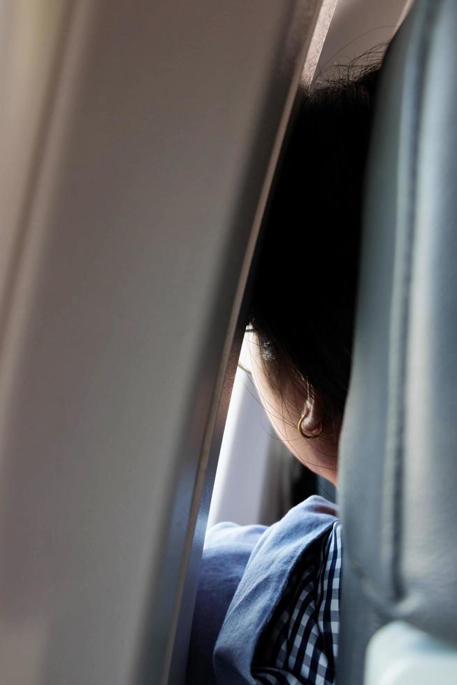 turista guardare su di aereo finestra foto
