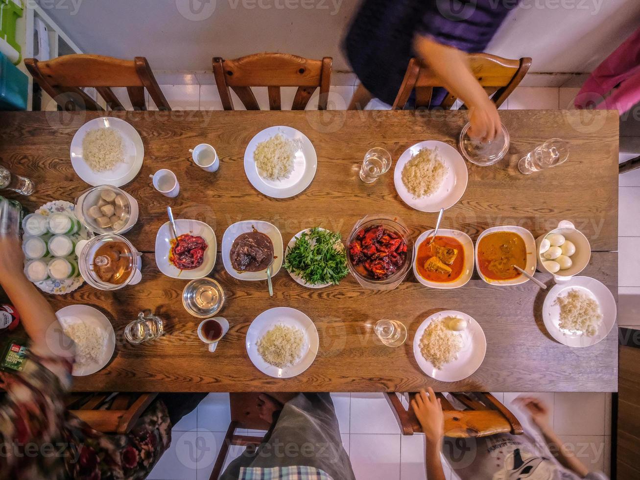 ambientazione su il tavolo per famiglia cena foto