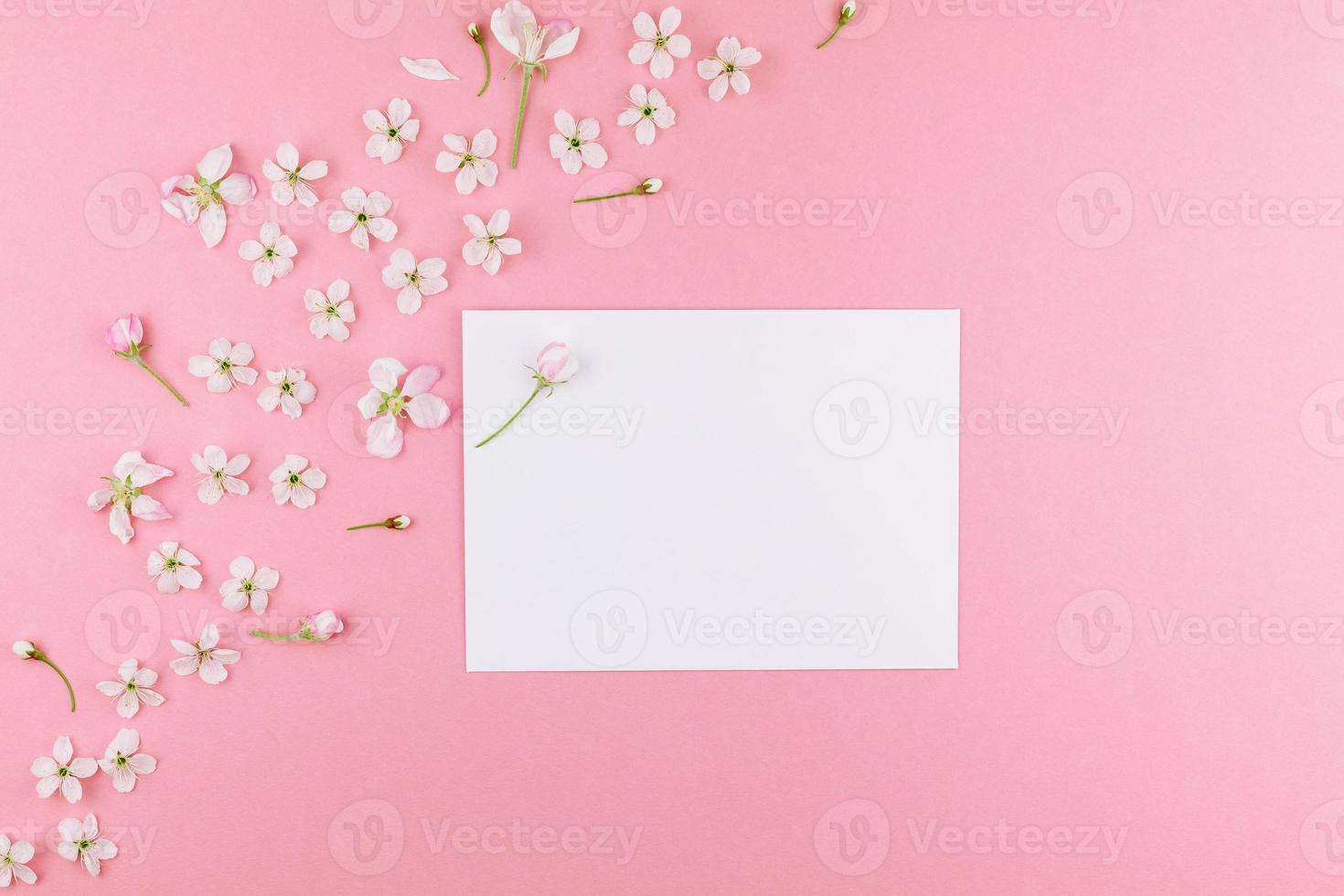 mockup cornice vuota con fiori bianchi foto