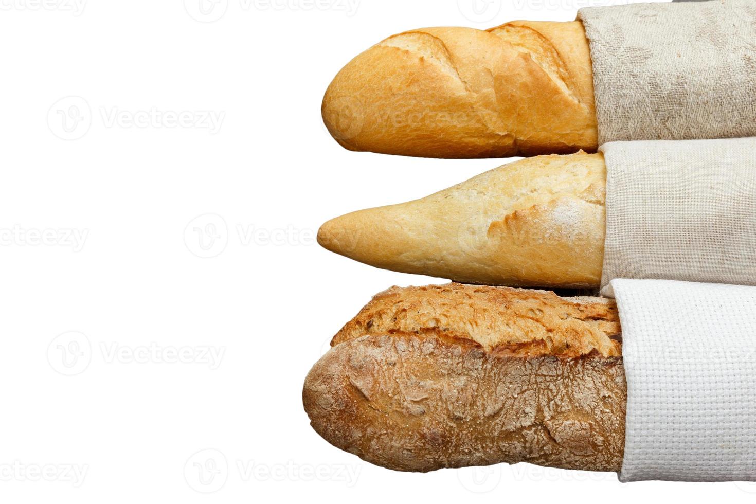 isolato delizioso fresco pane baguette nel stoffa su un' bianca sfondo foto