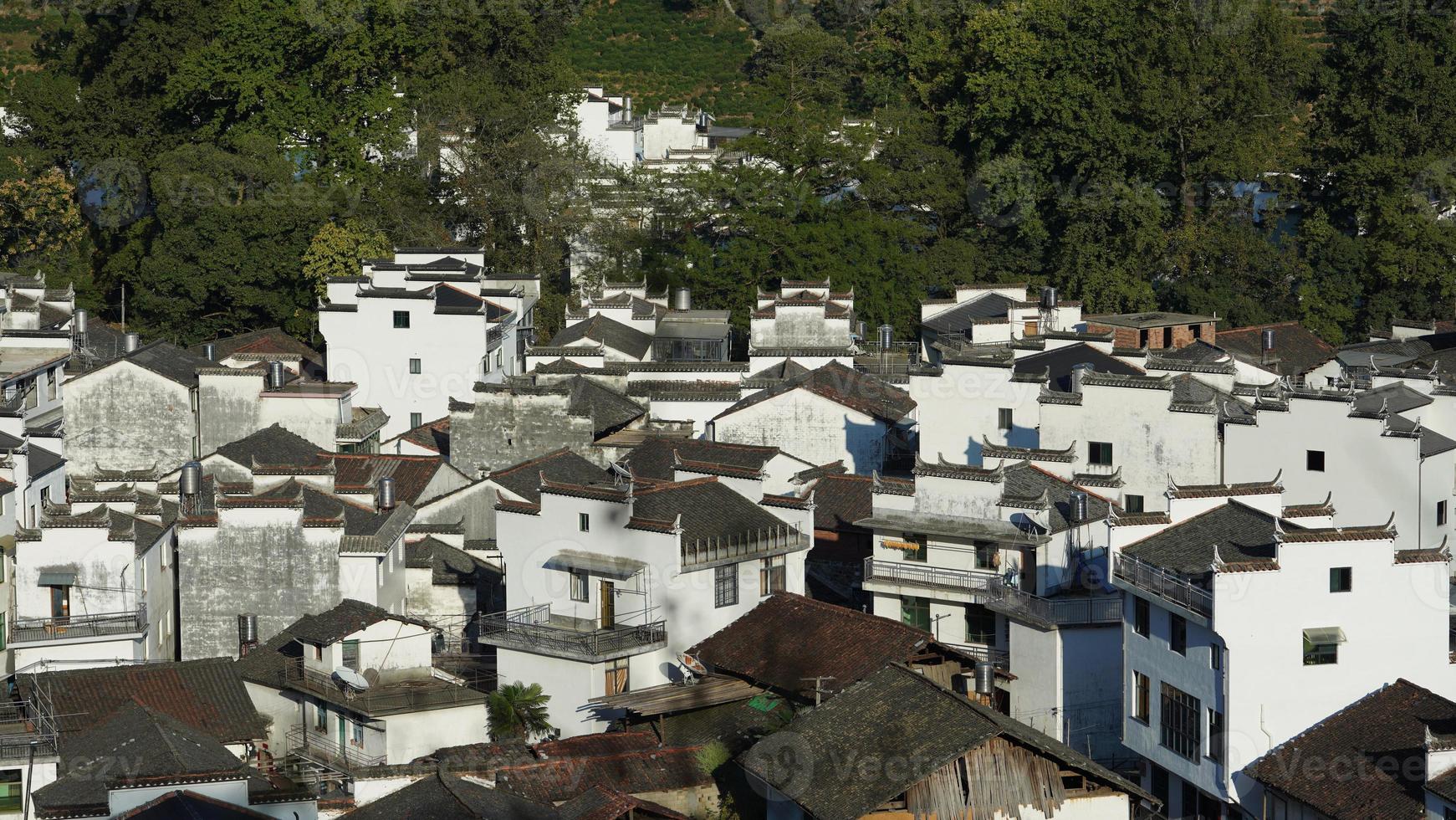 il bellissimo tradizionale Cinese villaggio Visualizza con il classico architettura e fresco verde alberi come sfondo foto