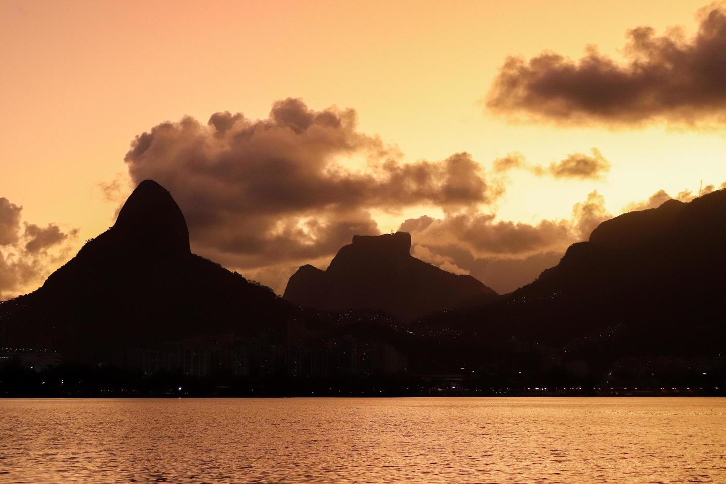 rio de janeiro, rj, brasile, 2022 - tramonto a rodrigo de freitas laguna foto