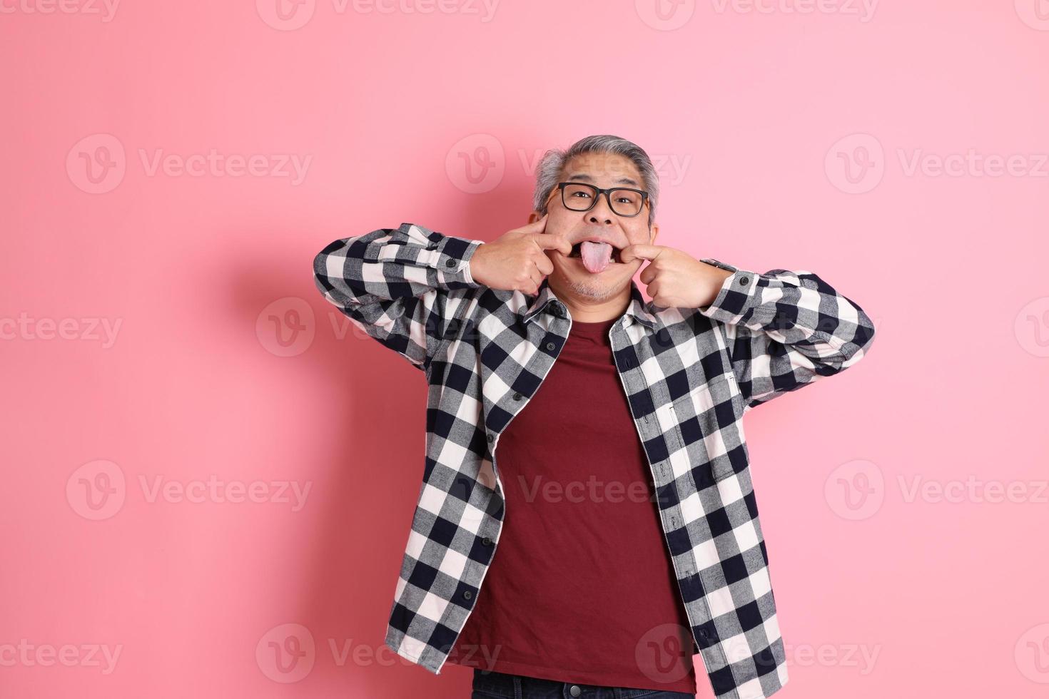 asiatico uomo su rosa foto