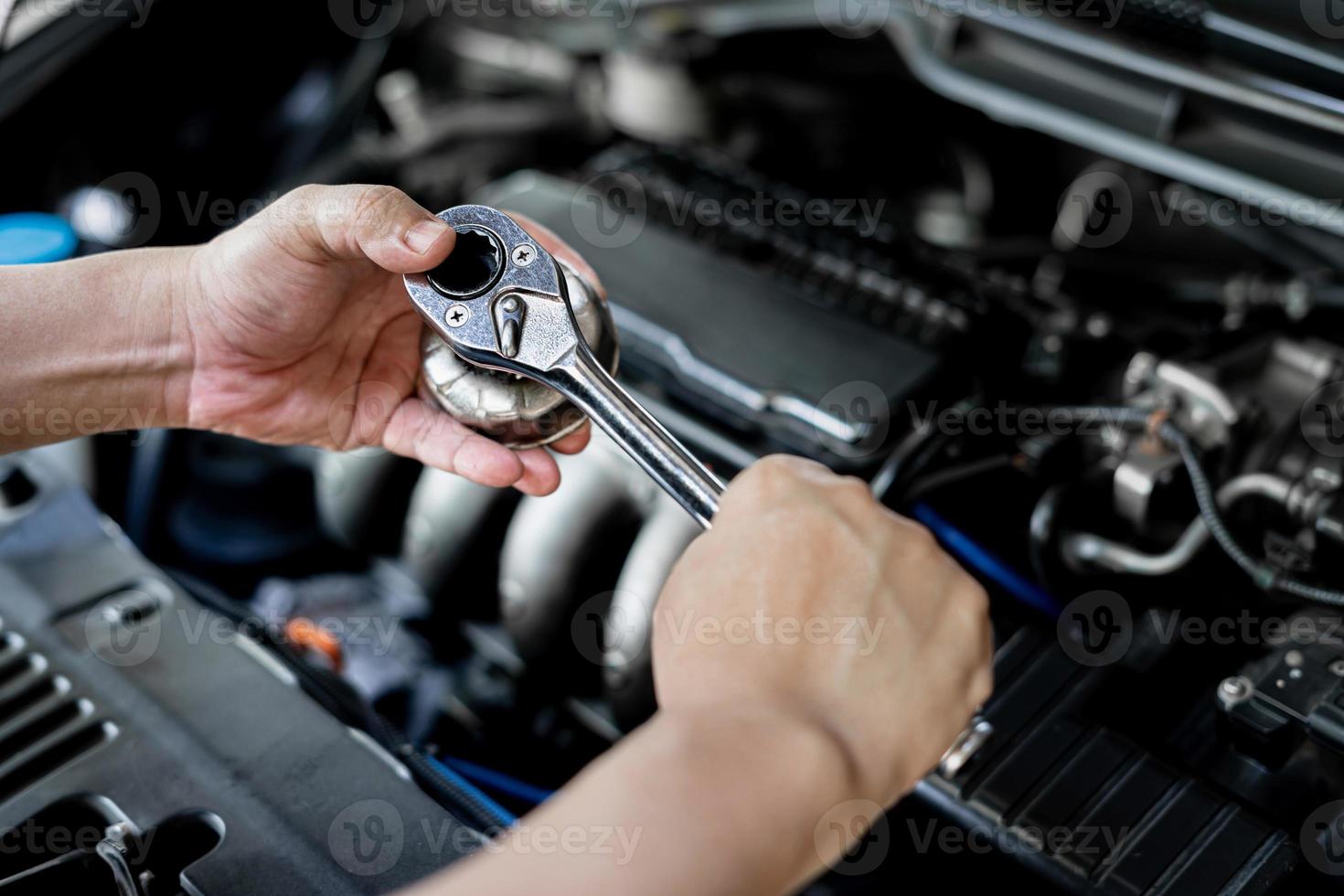 vicino su chiave inglese nel mano un' uomo con uso modificare olio filtro nel motore camera servizio concetto di auto foto