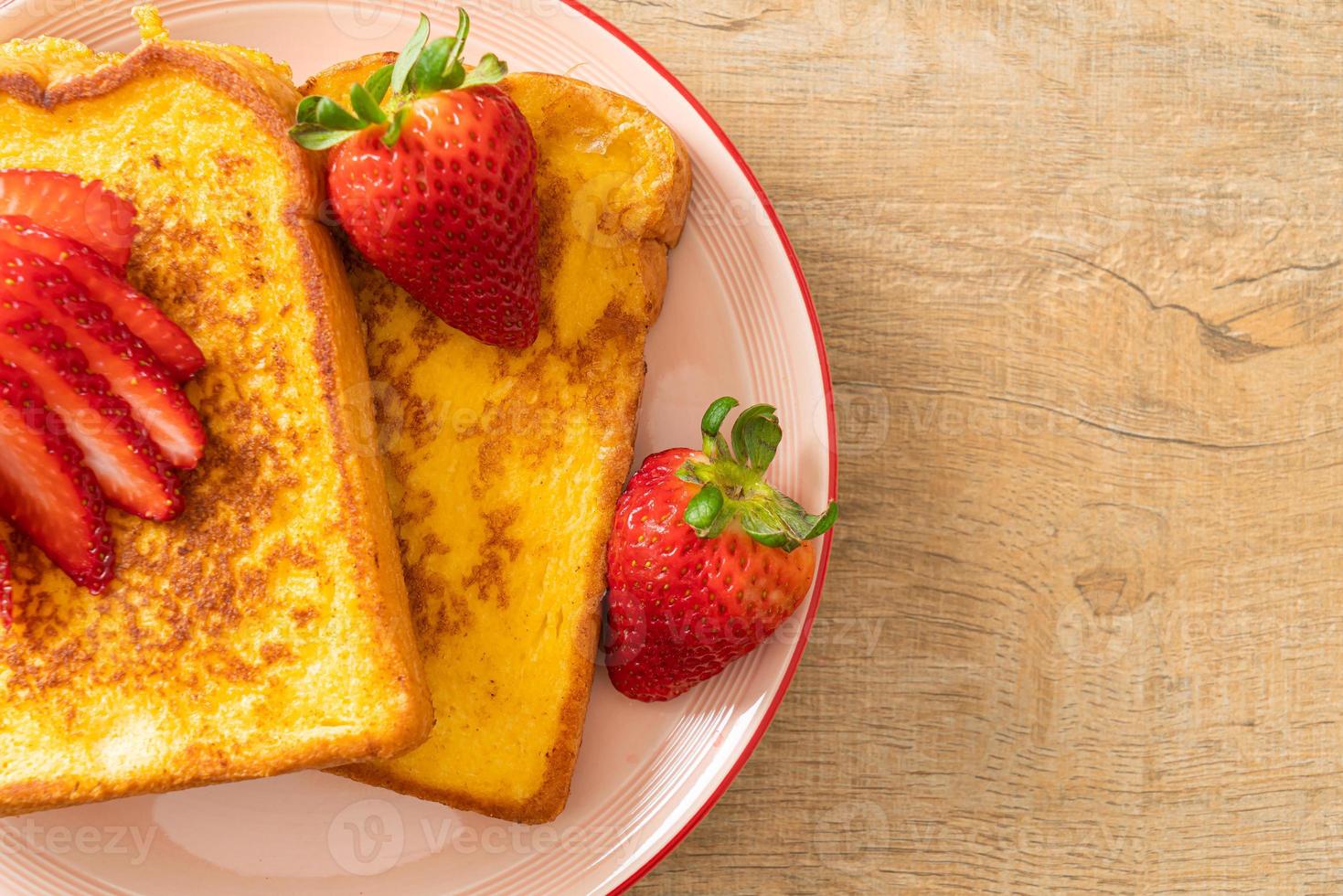 toast alla francese con fragole fresche foto