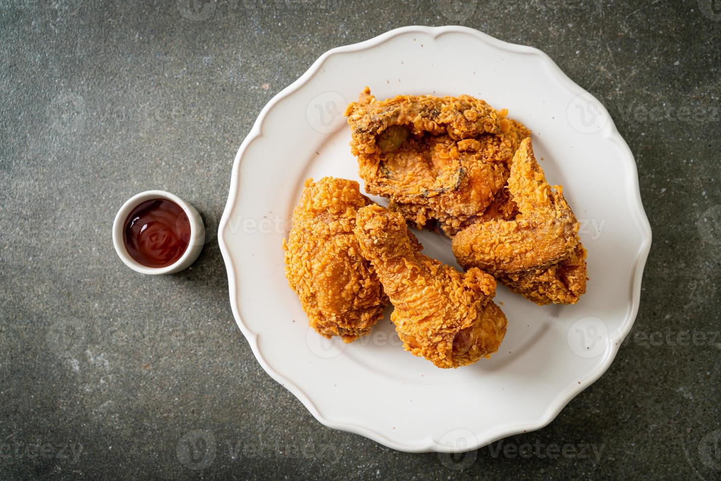 pollo fritto con ketchup sul piatto foto