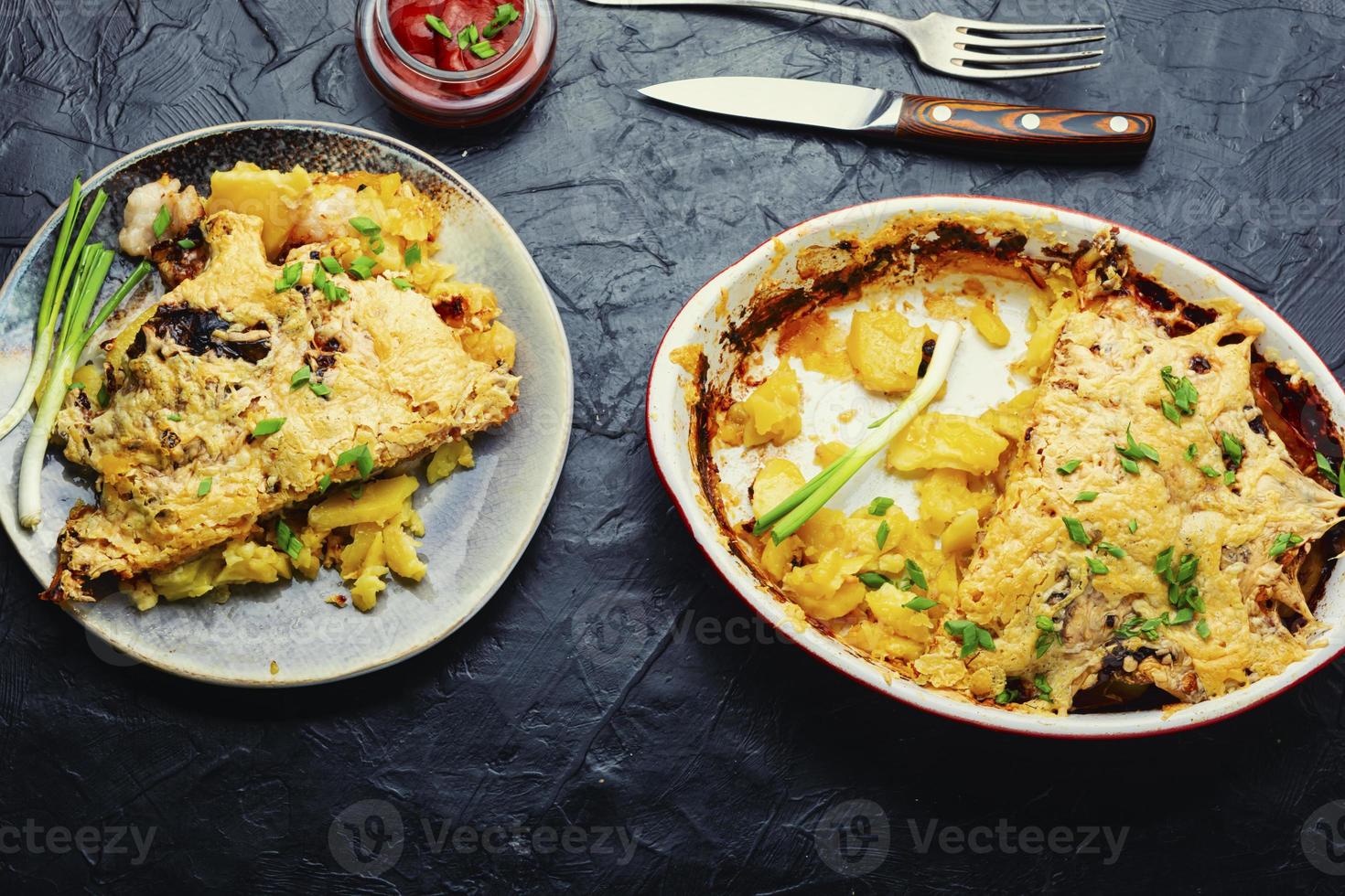 al forno carne con patate e formaggio. foto