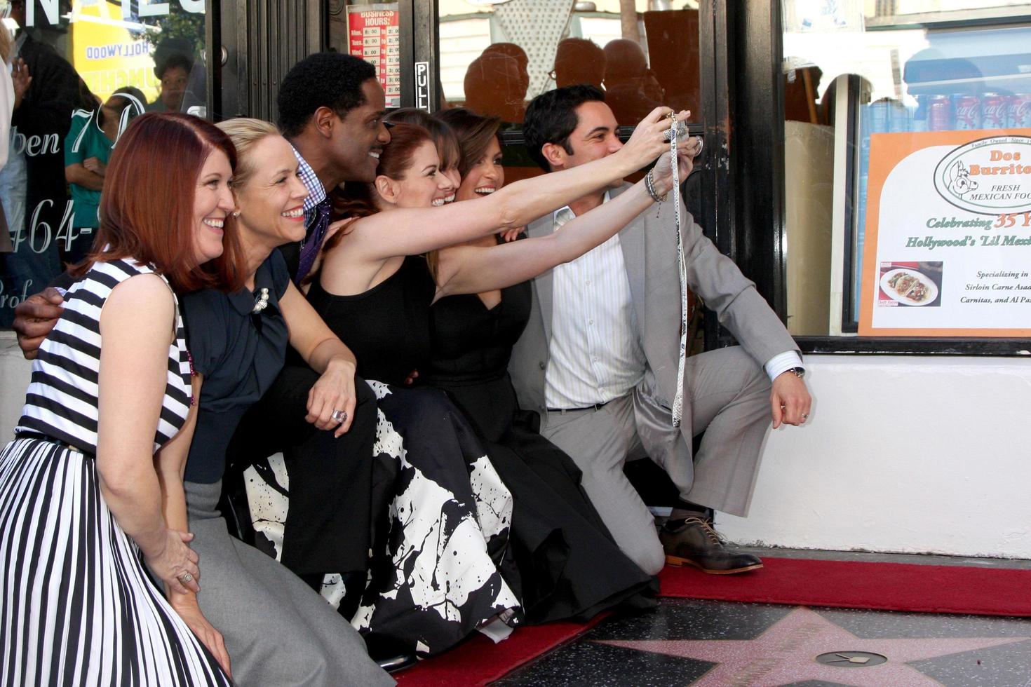 los angeles, nov 8 - kate flanella, maria bello, blair sottobosco, debra pasticciare, mariska Hargitay, danny pino, esilarante sciccoso a il mariska Hargitay hollywood camminare di fama stella cerimonia a hollywood blvd su novembre 8, 2013 nel los angeles, circa foto