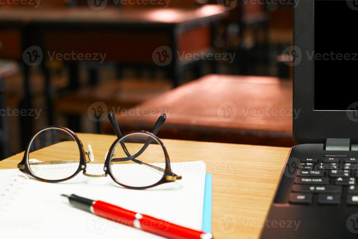 insegnanti tavolo nel aula foto