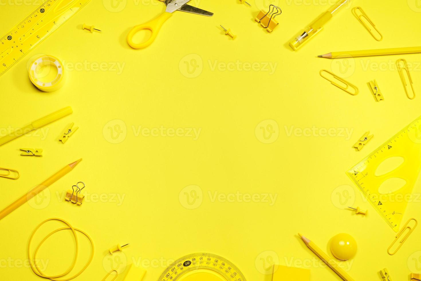 scuola forniture, ufficio forniture su giallo sfondo, elementi siamo anche giallo foto