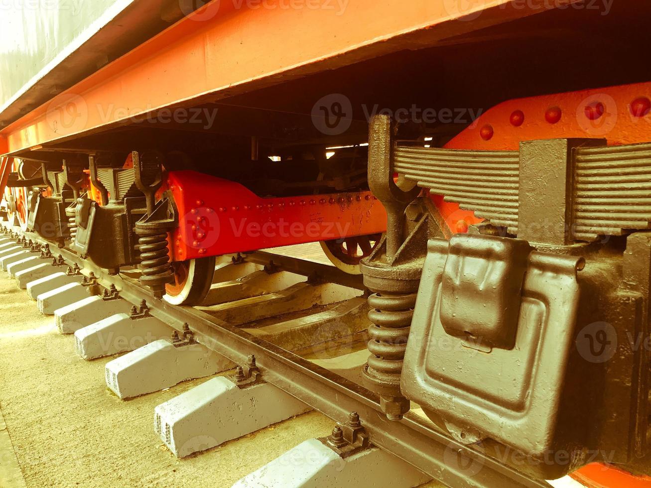 grande ferro ruote di un' rosso e nero treno in piedi su rotaie e sospensione elementi con molle di un vecchio industriale vapore locomotiva foto