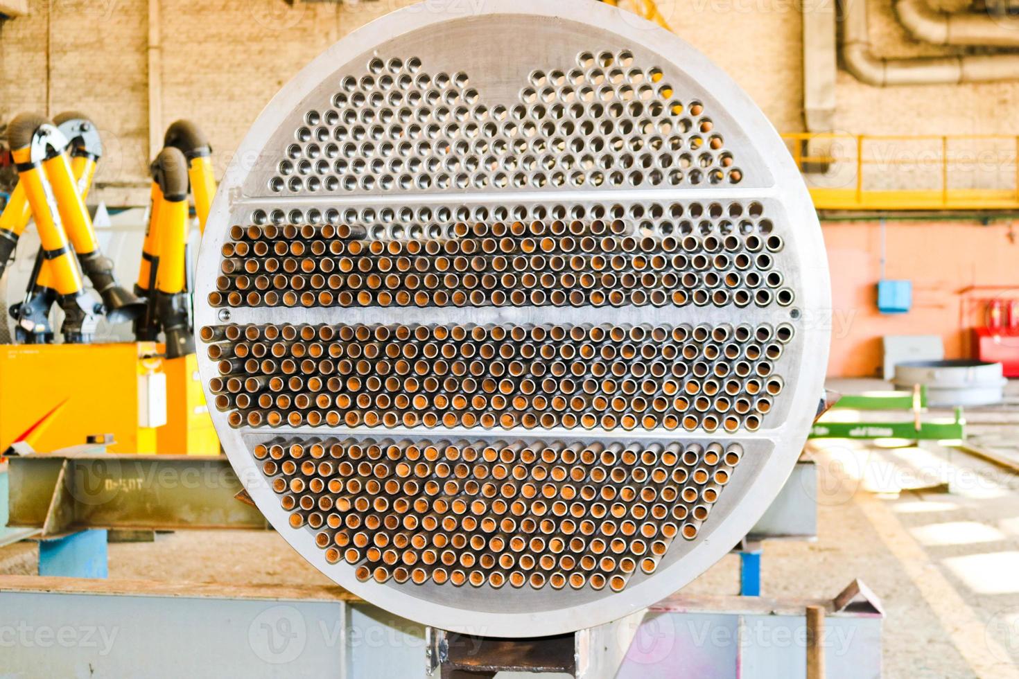 produzione di un' grande tubo fascio per un' guscio e tubo calore scambiatore nel un industriale produzione camera di un' negozio con attrezzatura a un olio raffineria, petrolchimico, chimico pianta, impresa foto