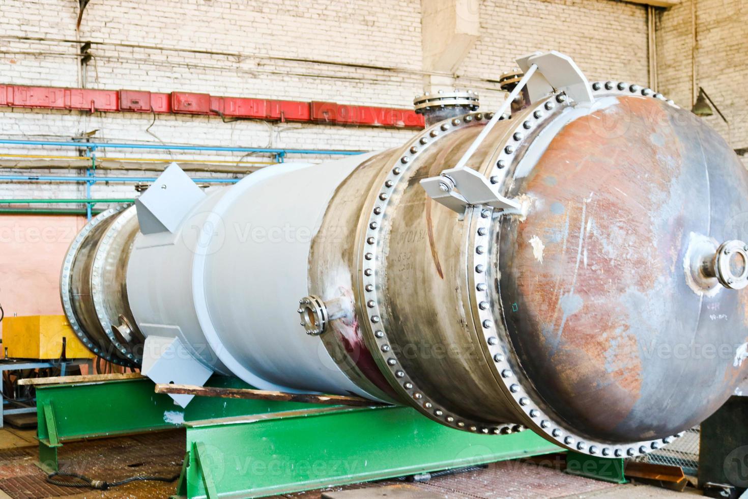 grande metallo ferro distillazione colonna per separazione di sostanze in frazioni nel il industriale premesse di il negozio a un olio raffineria, chimica, prodotto petrochimico pianta foto