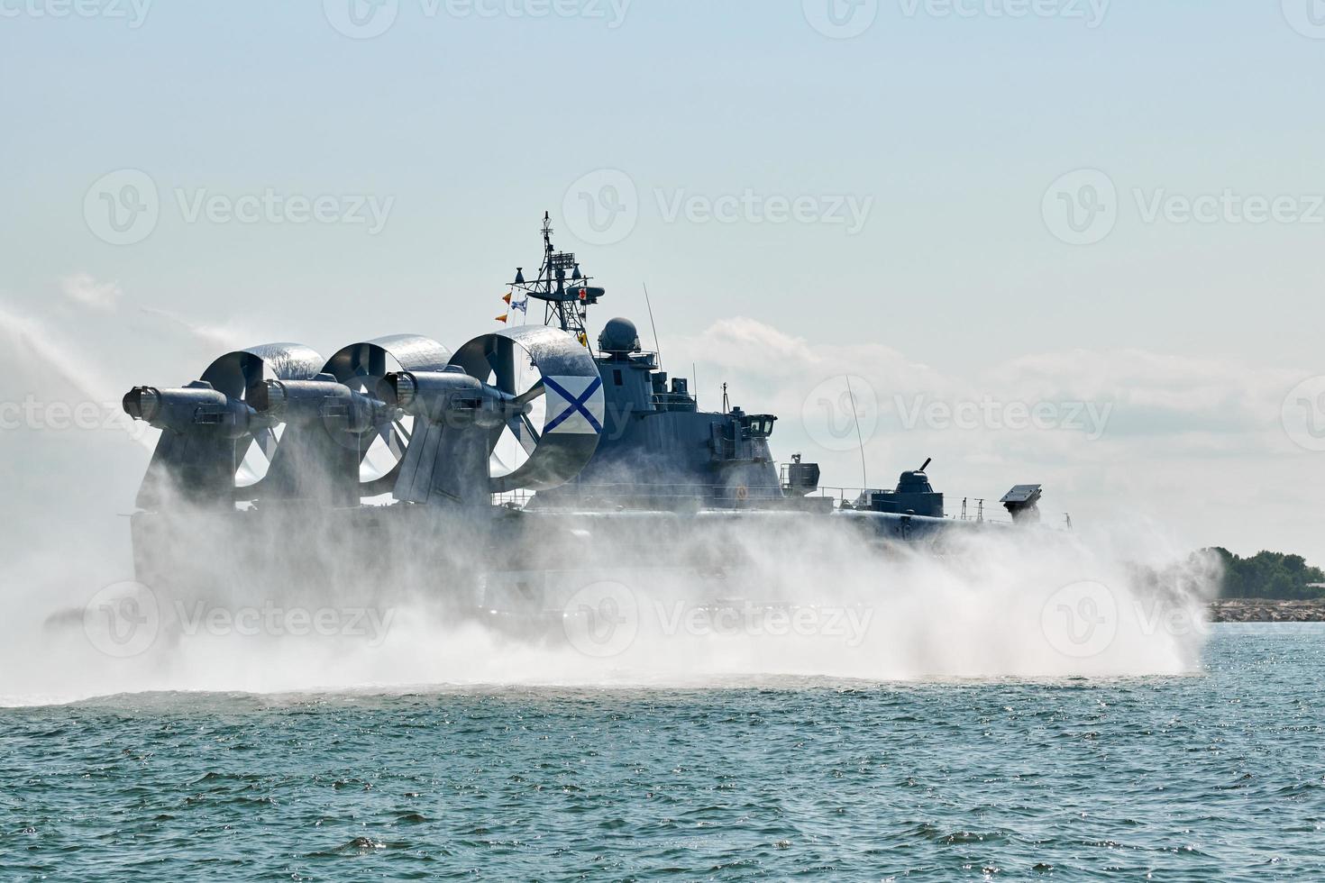 cuscino d'aria per mezzi da sbarco hovercraft che vola sopra l'acqua, cuscino d'aria a vela che spruzza acqua di mare foto