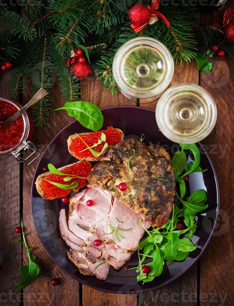 Natale al forno prosciutto e rosso caviale, servito su il vecchio di legno tavolo. piatto posizione. superiore Visualizza foto