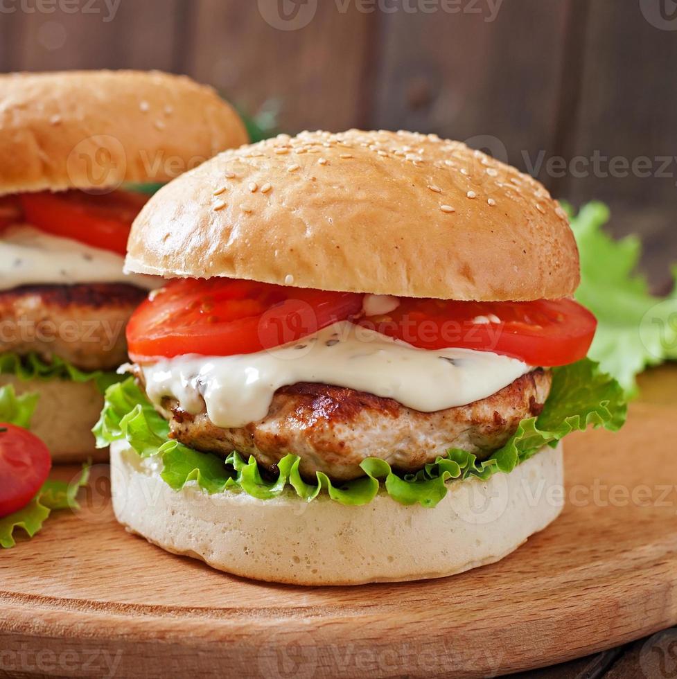 hamburger appetitoso con hamburger di pollo e salsa tartara foto