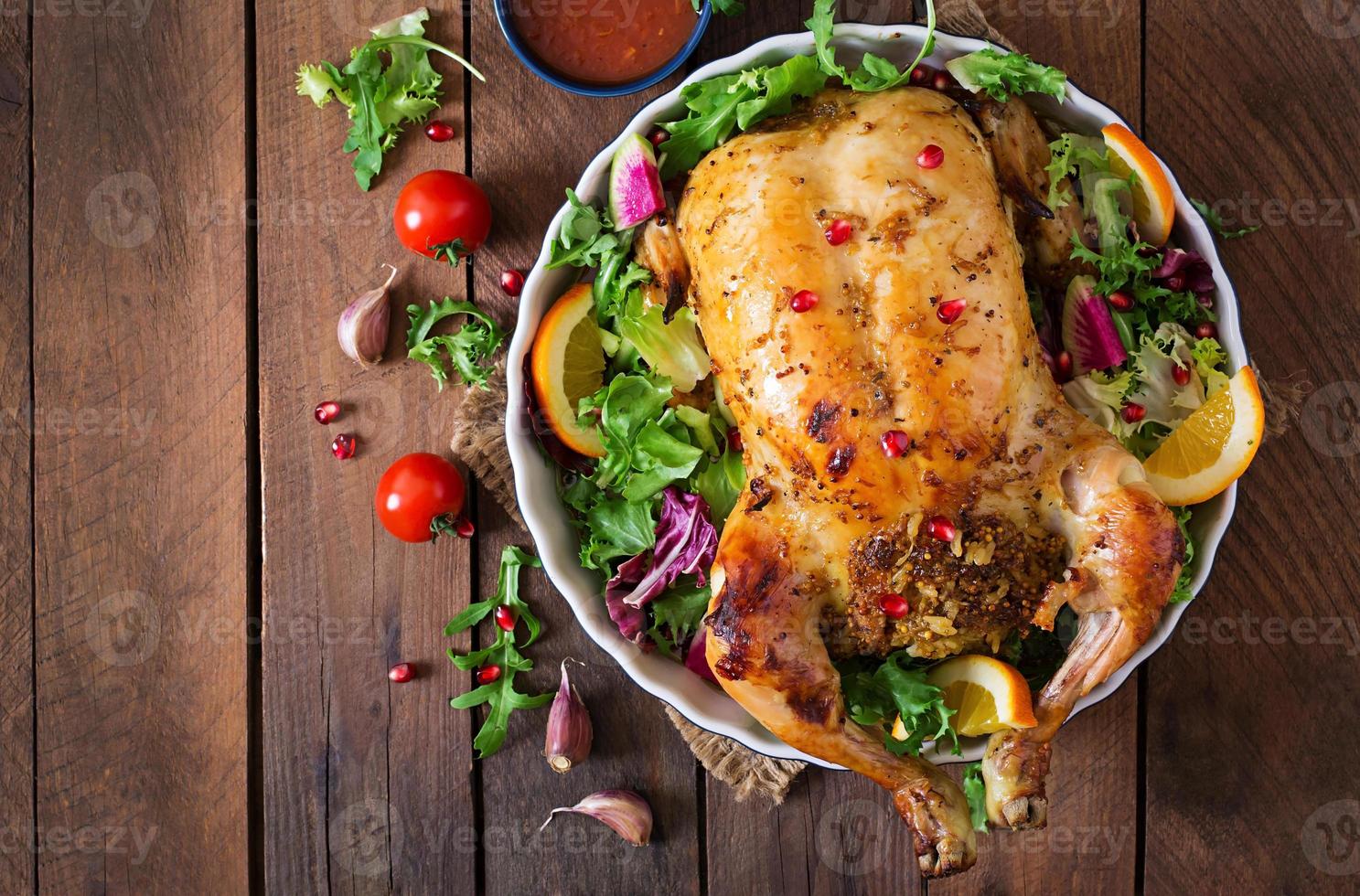 pollo al forno ripieno di riso per la cena di Natale su un tavolo festivo foto