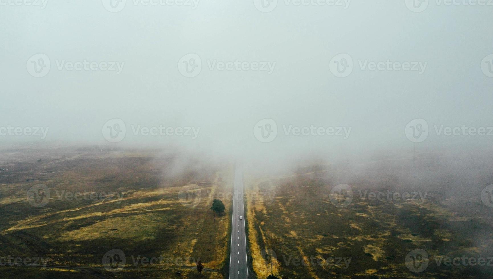 auto si sposta nel nebbia superiore Visualizza foto